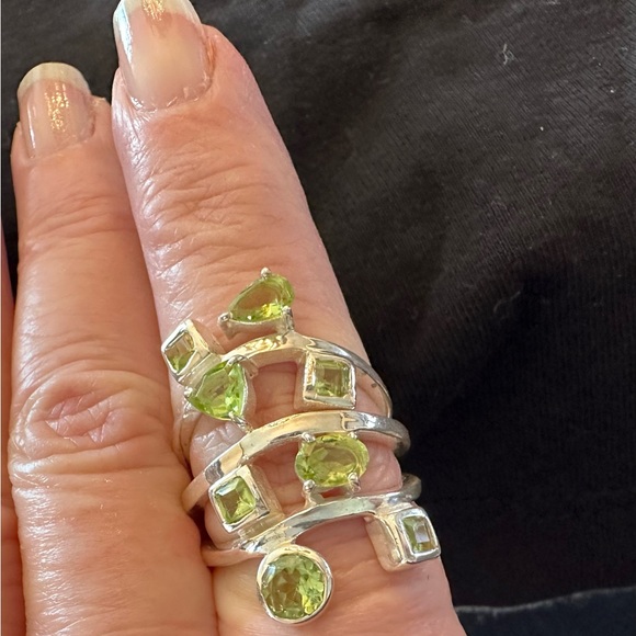 💚💚SEND AN OFFER!!💚💚 Sterling silver ring with green stones. - Picture 6 of 7